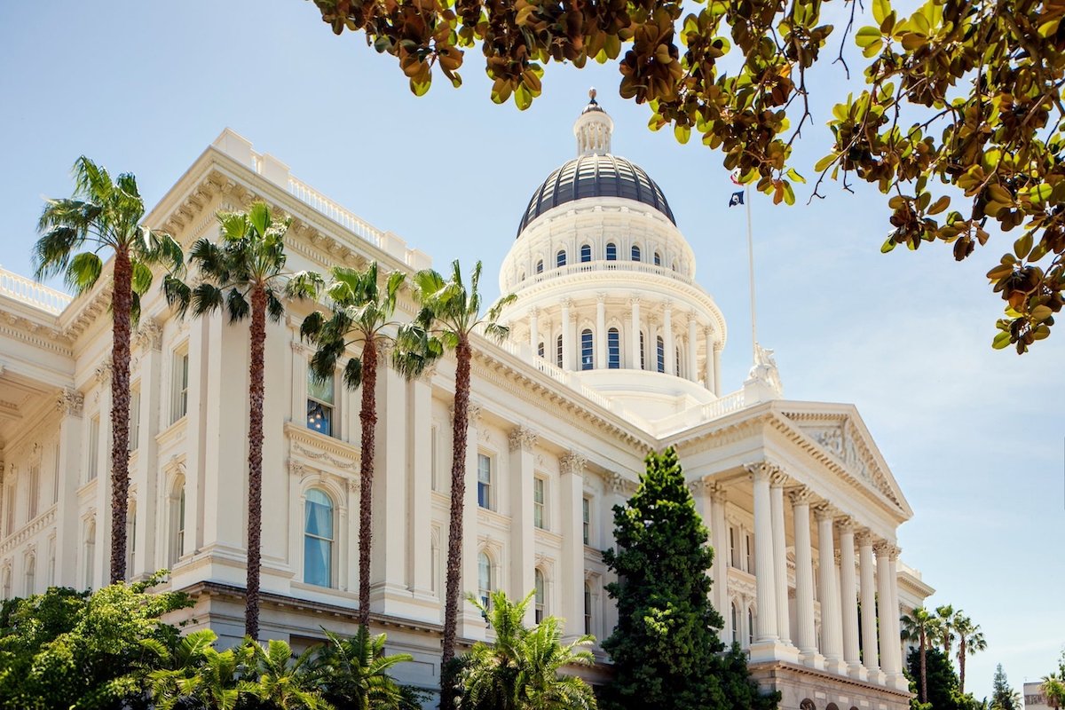 Vista exterior del Capitolio del Estado de California en Sacramento