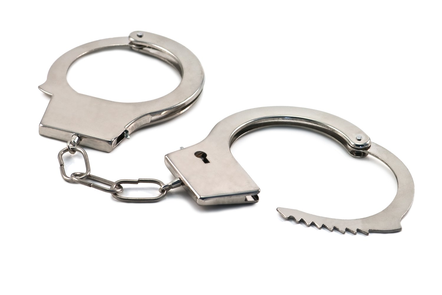 Esposas abiertas sobre un fondo blanco